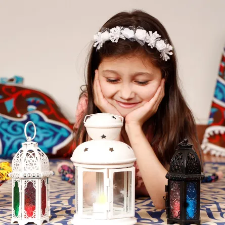 صورة لطفلة تستمتع بأجواء  رمضان 