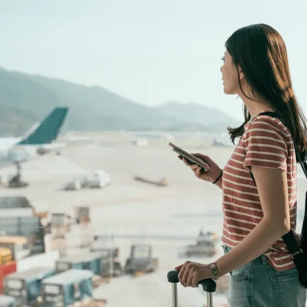 شابة في المطار  