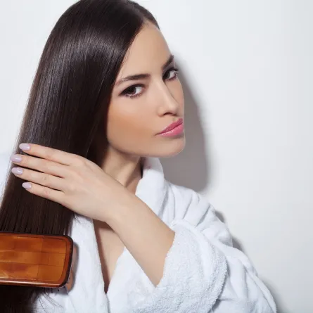 امرأة تعتني بشعرها 