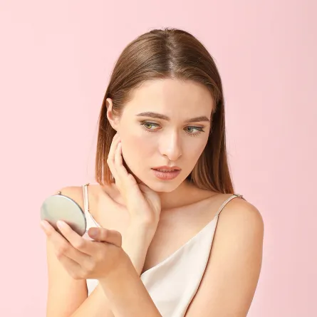 امرأة تعاني من شحوب البشرة