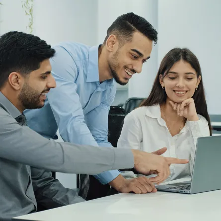 شباب يتناقشون في موضوع تطوير المهارات