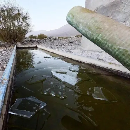 المياه تتجمد في ‎تبوك بفعل موجة باردة - الصورة من الإخبارية