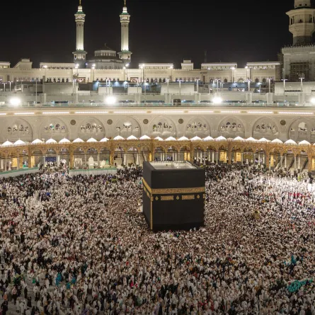 الحج والعمرة تحذر من رمي نوى التمر وتدعو لارتداء الكمامة في الحرم - الصورة من حساب الحج والعمرة على إكس