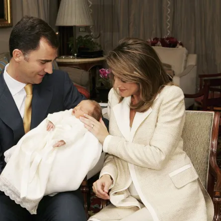 الملك فيليبي وزوجته الملكة ليتزيا مع ابنتهما الأميرة ليونور عام 2005 (مصدر الصورة: Casa Real via Getty Images)