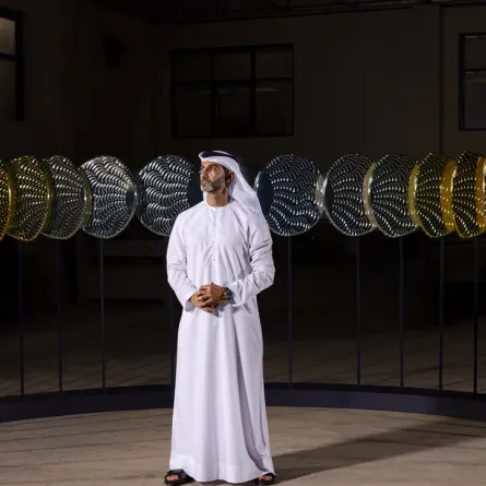 المصمم خالد شعفار أمام تصميم "من الهلال للهلال"- الصورة من مكتب العلاقات العامة لعلامة جيجر لوكولتر