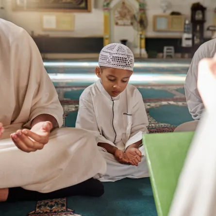 صورة طفل يدعو