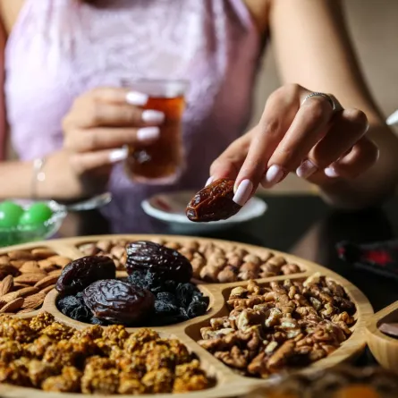 صورة لحامل تحمل طبقاً من التمر