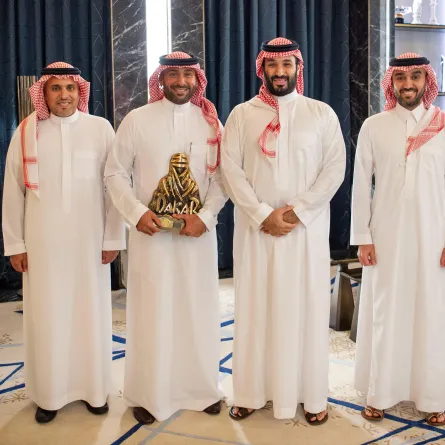تهنئة الأمير محمد بن سلمان ليزيد الراجحي لتحقيقه لقب ‎رالي داكار السعودية - الصورة من واس
