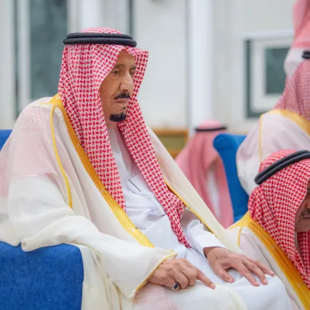 خادم الحرمين الشريفين يؤدي صلاة عيد الفطر - الصورة من واس