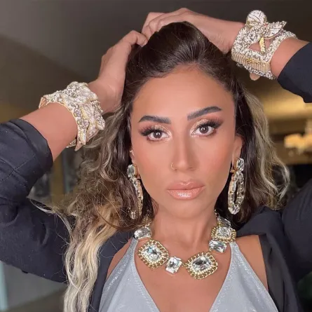 دينا الشربيني بمجوهرات عصرية- الصورة من حسابها الرسمي على إنستغرام