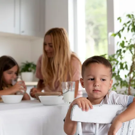 طفل يرفض الجلوس إلى مائدة الطعام 