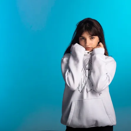 فتاة مراهقة تشعر بالخجل- مصدر الصورة freepik