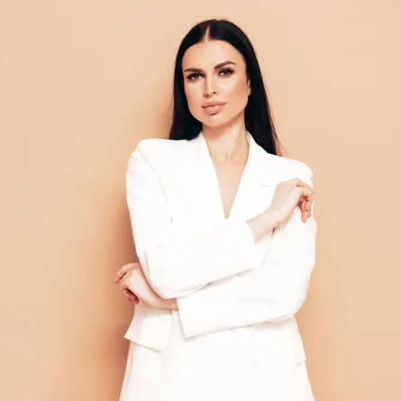 امرأة تبدو واثقة من نفسها 