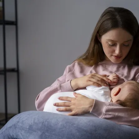 صورة لأم ترضع طفلها