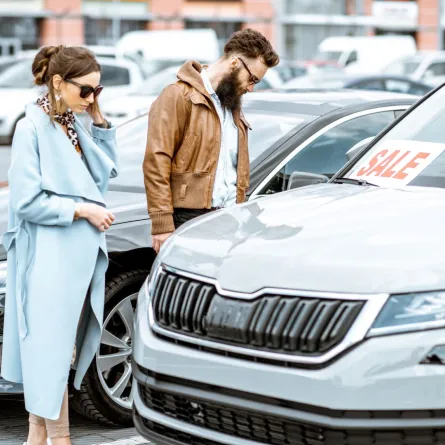 سيارة معروضة للبيع