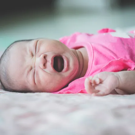 صورة لطفل رضيع يبكي