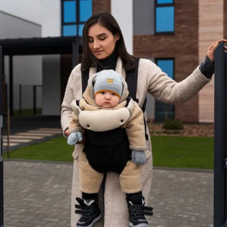 صورة لأم تصطحب طفلها الرضيع