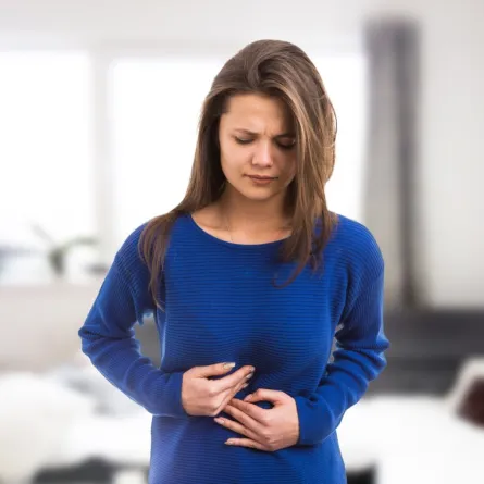 امرأة تشعر بحرقة في المعدة