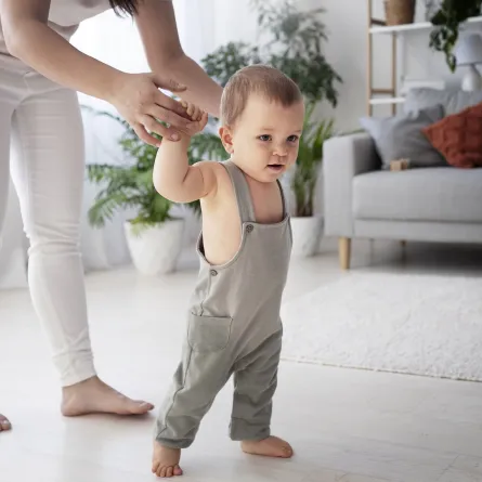 صورة لطفل يحاول المشي