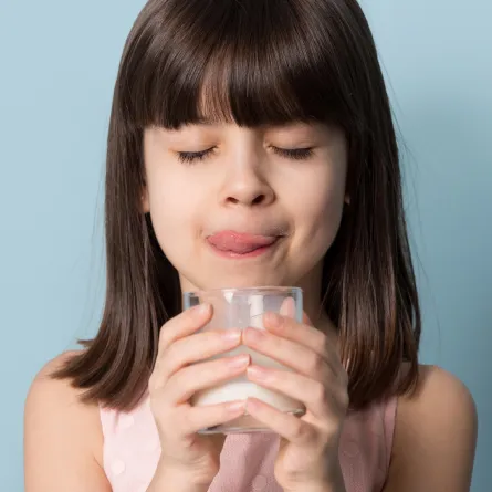 صورة لطفلة تتناول الحليب