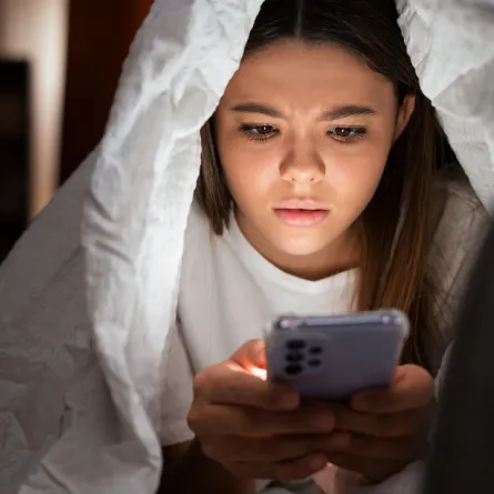 صورة لمراهقة قلقة حائرة