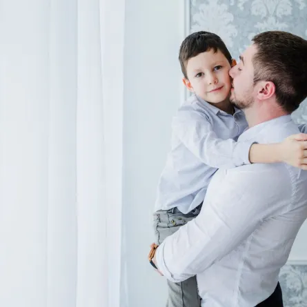 صورة تعبر عن علاقة رائعة بين الأب وطفله