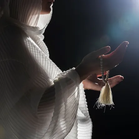 صورة لحامل تدعو الله وتتعبد