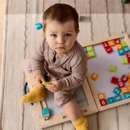 صورة لطفل يجلس ويلعب وحده