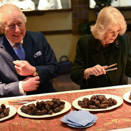 الملك تشارلز والملكة كاميلا خلال زيارة قبل شهر رمضان في لندن (King Charles and Queen Camilla during a visit ahead of Ramadan, in London Eddie). مصدر الصورة: Mulholland / POOL / AFP