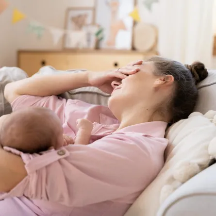 صورة لأم مرضعة أثناء الرضاعة