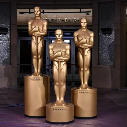 تماثيل الأوسكار أمام مسرح دولبي في هوليوود، كاليفورنيا (Oscar statues stand in front of the Dolby Theatre in Hollywood, California). مصدر الصورة: ANGELA WEISS / AFP