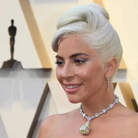ليدي غاغا ترتدي عقداً مرصعاً بالألماس يتدلى منه حجر ألماس أصفر تاريخي في الأوسكار