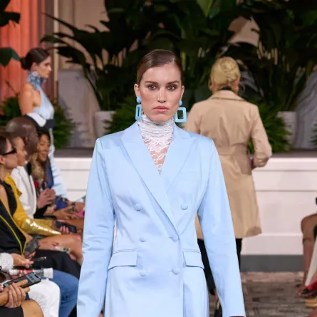 بليزر من دينيس باسو Dennis Basso - الصورة من Launchmetrics/Spotlight ©