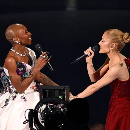 سينثيا إريفو وأريانا غراندي في حفل توزيع جوائز الأوسكار 2025 ( Cynthia Erivo and Ariana Grande at the 97th Annual Academy Awards). مصدر الصورة: Patrick T. Fallon / AFP