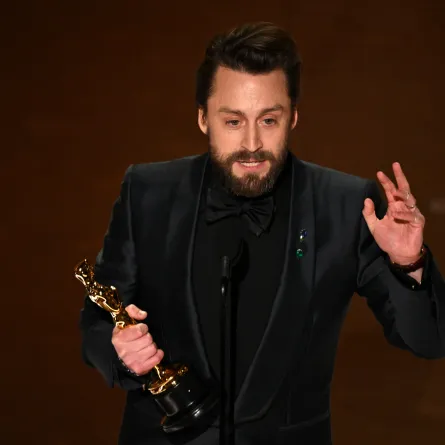 كيران كولكين يتسلم جائزة أفضل ممثل مساعد في الأوسكار 2025 ( Kieran Culkin accepts the award for Best Supporting Actor at oscars 2025). مصدر الصورة: Patrick T. Fallon / AFP