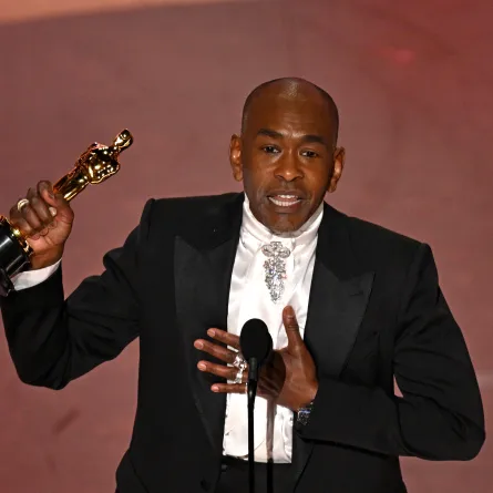 بول تازويل يتسلم جائزة أفضل تصميم أزياء عن فيلم "Wicked" في الأوسكار 2025. ( Paul Tazewell accepts the award for Best Costume Design for "Wicked"  at oscars). مصدر الصورة: Patrick T. Fallon / AFP