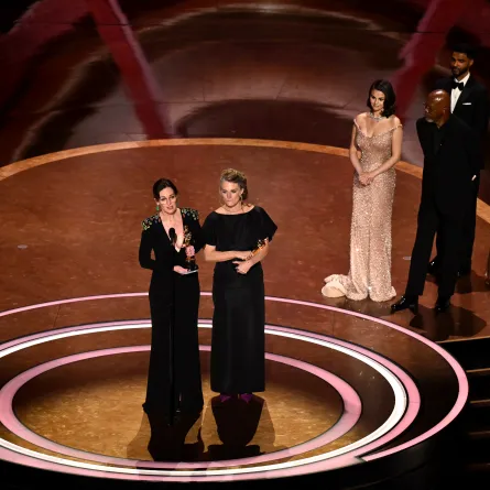 مولي أوبراين وليزا ريمنجتون في حفل توزيع جوائز الأوسكار 2025  ( Molly O’Brien and Lisa Remington  at oscars 2025). مصدر الصورة: Patrick T. Fallon / AFP