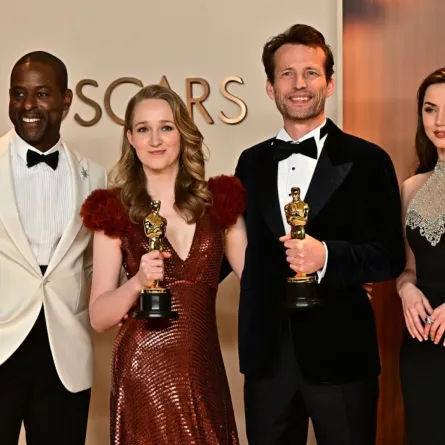 فيكتوريا وارمردام وترينت محاطان بالمقدمين ستيرلينج ك. براون وآنا دي أرماس خلال حفل توزيع جوائز الأوسكار السنوي السابع والتسعين في مسرح دولبي في هوليوود، كاليفورنيا (Victoria Warmerdam and Trent flanked by presenters Sterling K. Brown and Ana de Armas during the 97th Annual Academy Awards at the Dolby Theatre in Hollywood, California). مصدر الصورة: Frederic J. Brown / AFP