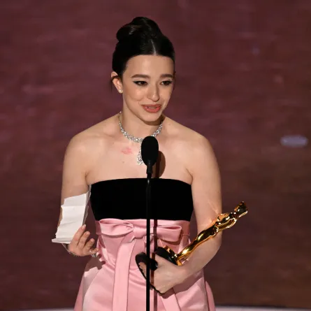 ميكي ماديسون تتسلم جائزة أفضل ممثلة في حفل توزيع جوائز الأوسكار 2025 ( Mikey Madison accepts the award for Best Actress at oscars 2025 ). مصدر الصورة:  Patrick T. Fallon / AFP