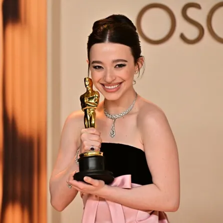 ميكي ماديسون خلال حفل توزيع جوائز الأوسكار السنوي السابع والتسعين في مسرح دولبي في هوليوود، كاليفورنيا (Mikey Madison during the 97th Annual Academy Awards at the Dolby Theatre in Hollywood, California). مصدر الصورة: Frederic J. Brown / AFP