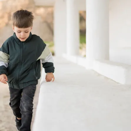 صورة لطفل يمشي