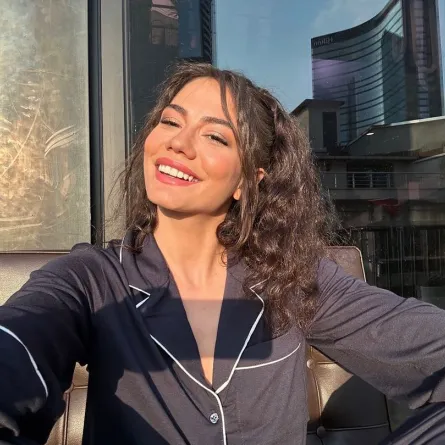 ديميت أوزديمير- الصورة من حسابها الرسمي على إنستغرام