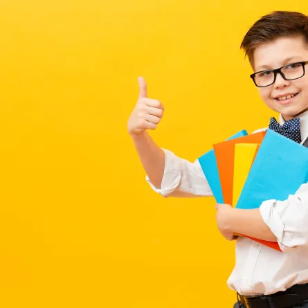 صورة لتلميذ يحمل حقيبته وكتبه