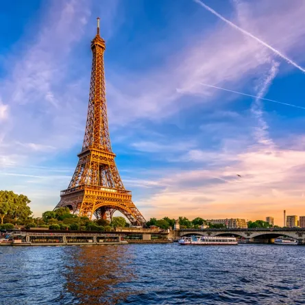 برج إيفل ونهر السين عند غروب الشمس في باريس