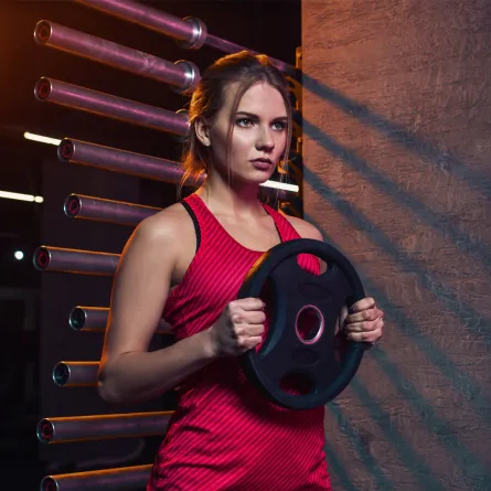 سيدة تزيد من معدل حرق الدهون أثناء التمارين Image by YuliiaKa on Freepik