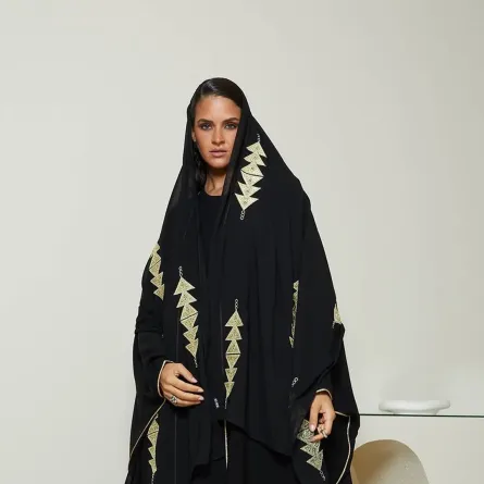 البشت الأسود من Des Farah - الصورة من إنستغرام الماركة