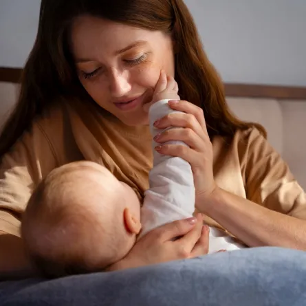 صورة لأم ترضع طفلها