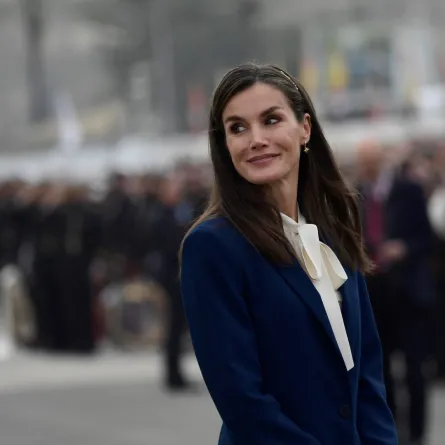 الملكة ليتيزيا ترتدي زوجاً من الأقراط الناعمة 