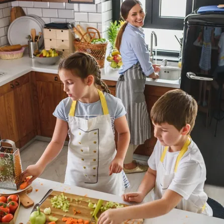 صورة لعائلة داخل المطبخ