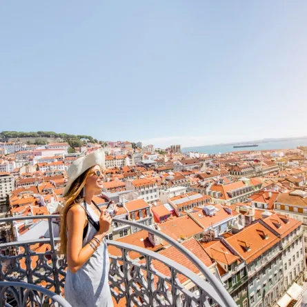 سائحة تستمتع بوقتها في لشبونة